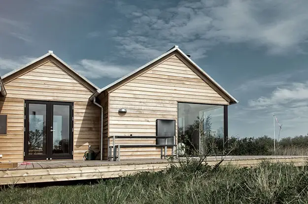 vinduer set udefra på en solskinsdag