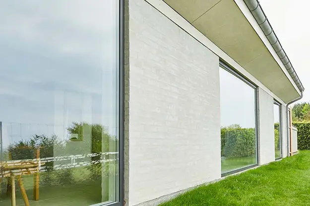 vinduesfacade set fra haven