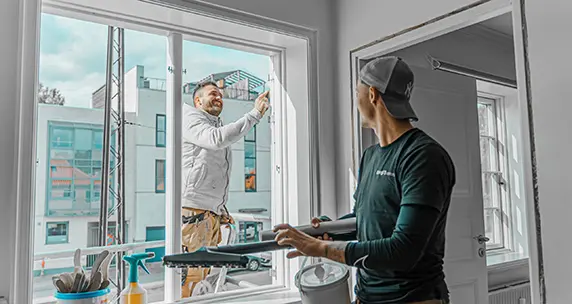 Tømrere i gang med installation af vinduer