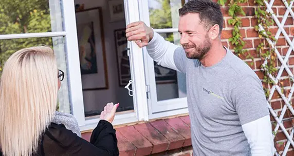 Kunde får rådgivning om nye vinduer af medarbejder fra Energitømreren